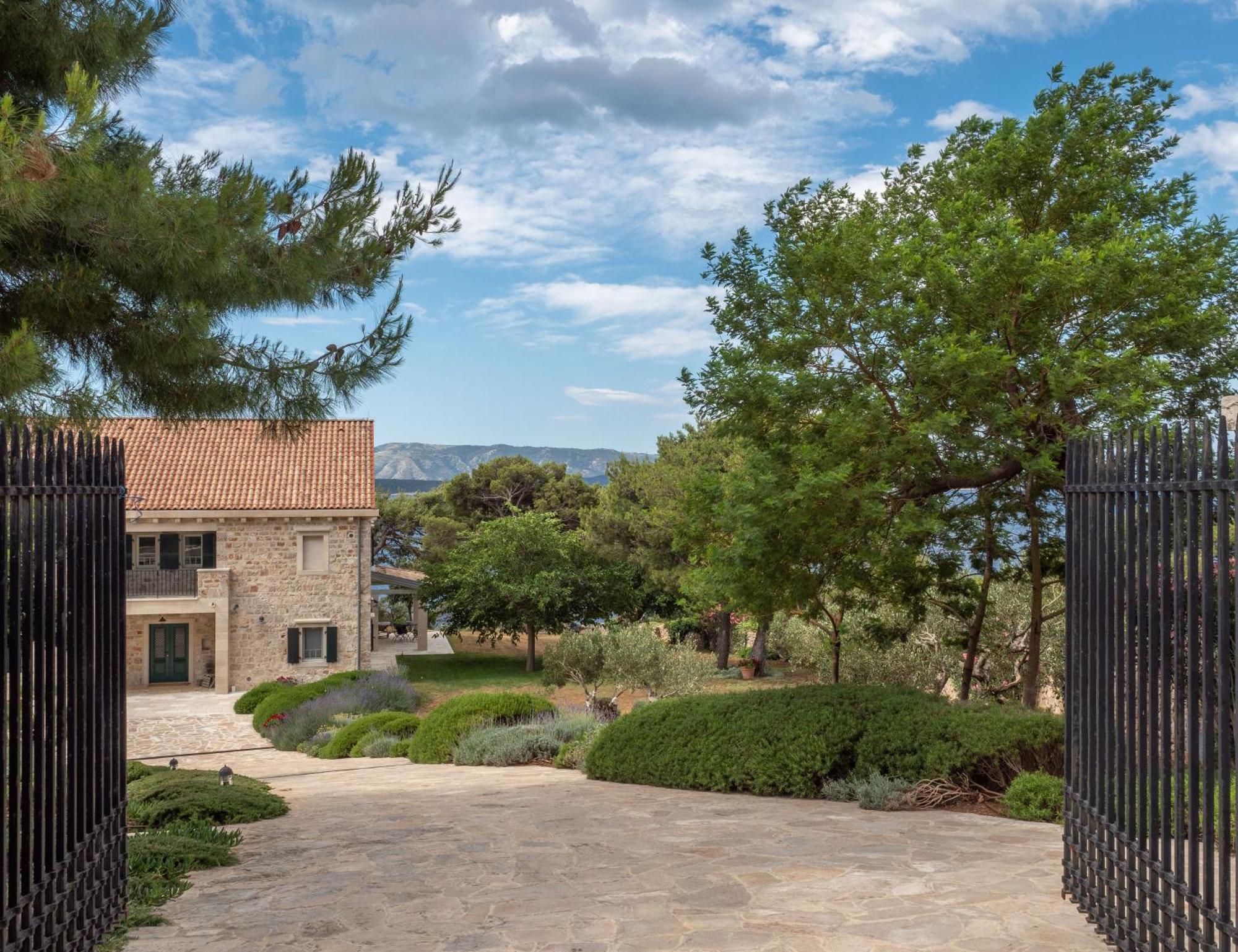 Villa Beachfront Oasis: Elegant Brac Retreat With Sea Views Murvica (Brac)